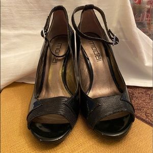 Ankle strap, open toe with snake skin accents.